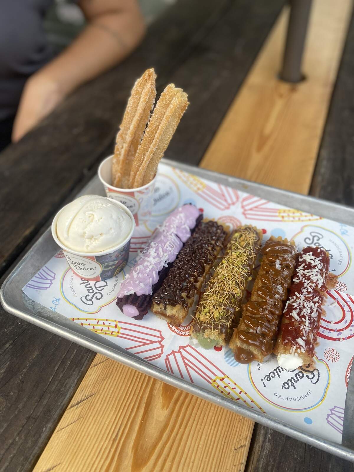The distinctive touch of Santo Dulce! is that the churros come with ice cream.